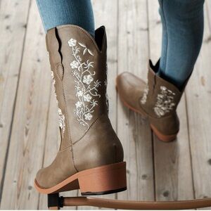 new !! Embroidered Tan Western Boots